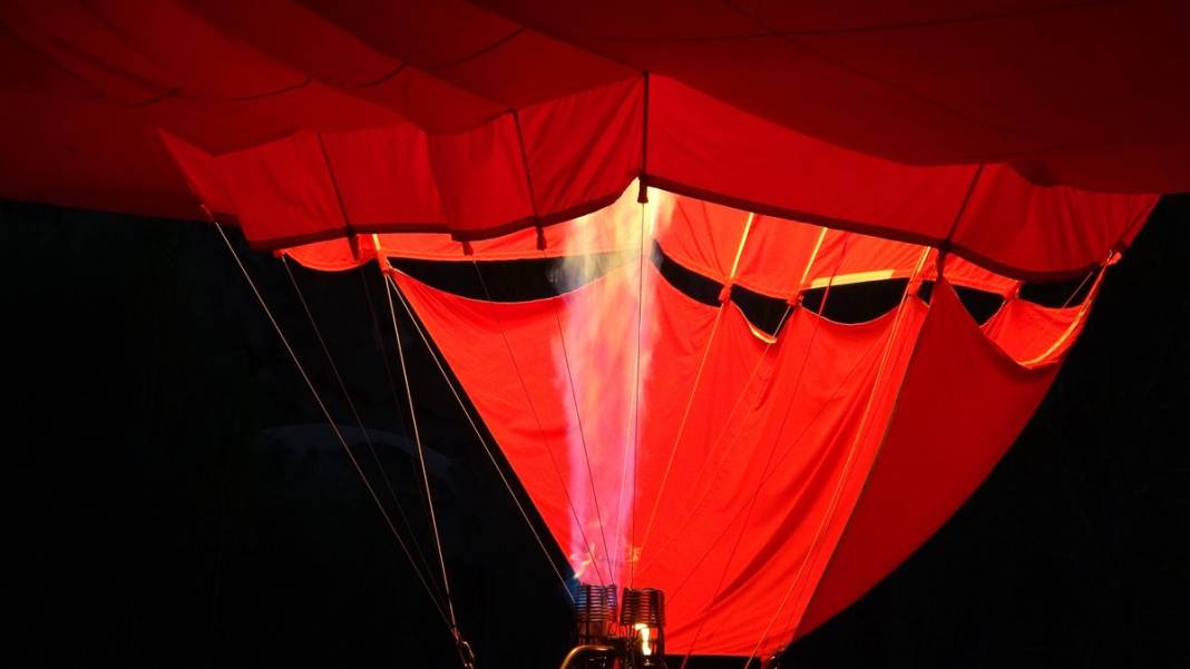 Gökyüzünü Türk bayrakları ve Atatürk posterleriyle donattılar 17